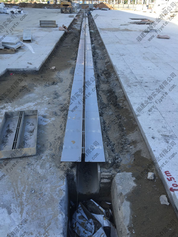 不锈钢缝隙式盖板案例图